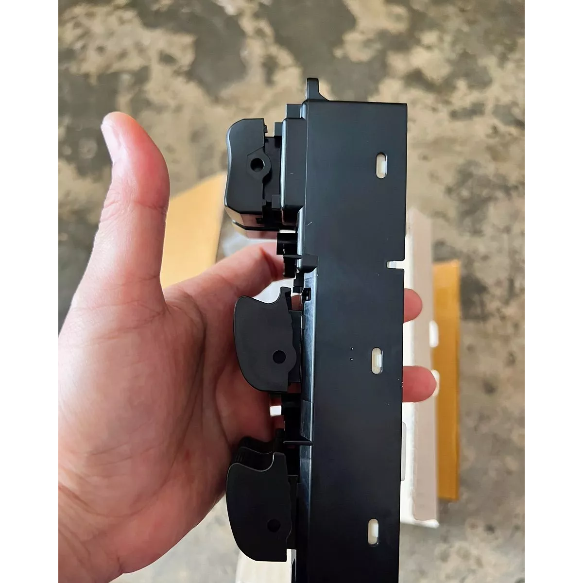 ISUZU #7552144950 右ドアウィンドウスイッチ D-MAX / MU-X 2012-2019 純正部品 K