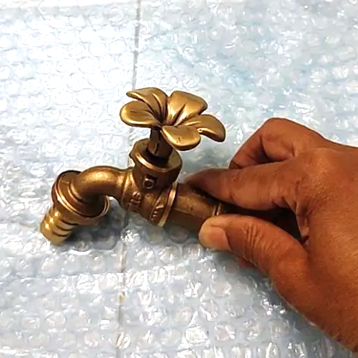 真鍮製プルメリア花柄蛇口 – 小型 | 長さ4インチ、ねじ1/2インチ | 花柄ガーデン水栓 | タイ製